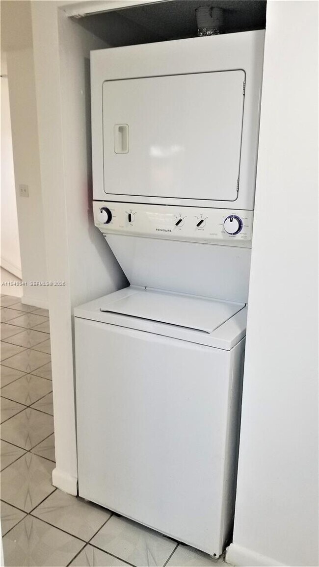 Building Photo - 9723 SW 138th Ave