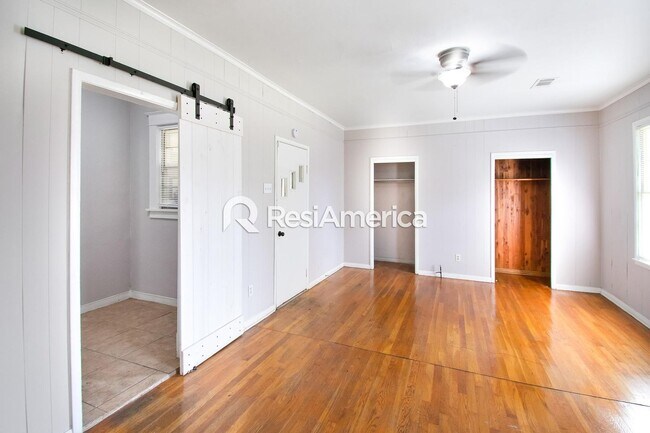 Building Photo - Classic Bungalow in a Convenient Location!