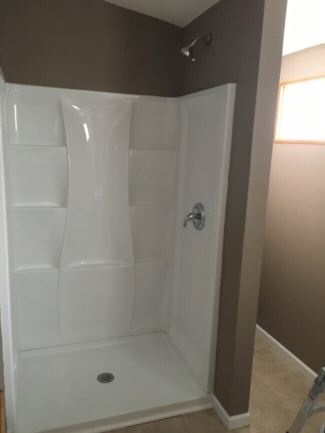 Building Photo - 5 Bedroom, 2.5 bath house with detached large garage.