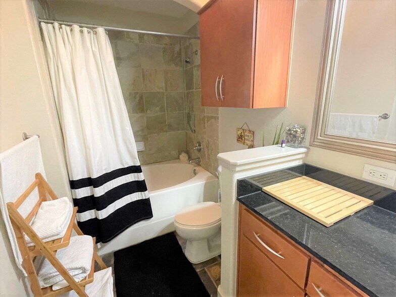 Bath with large bath tub - all linens included - 1901 Post Oak Blvd
