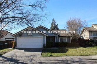 Building Photo - Recently Updated 3 Bedroom Home That Is Ready To Go!!!