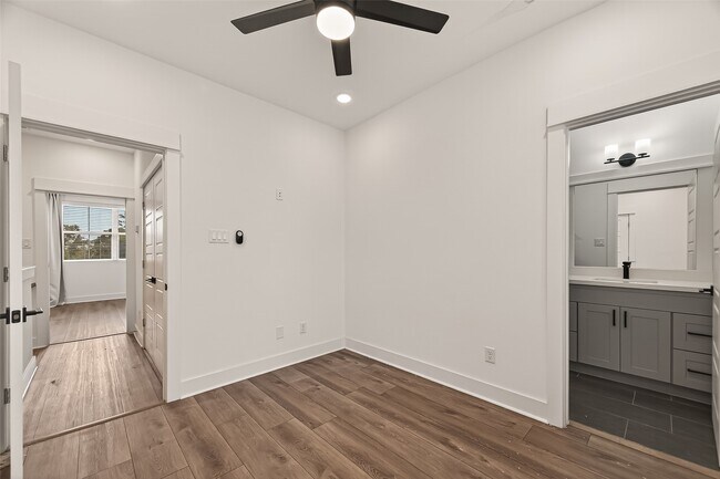 Building Photo - 1406 Mansfield St