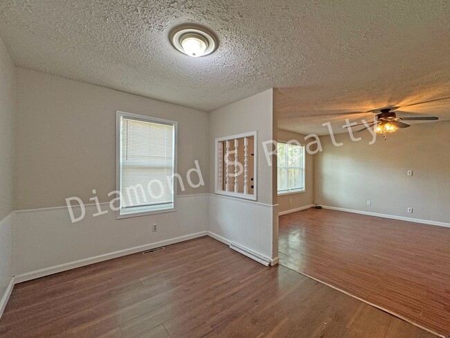 Building Photo - Cute 3 bedroom Home Available Now!