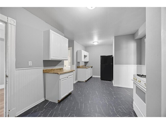 Building Photo - 568 N Farrington St
