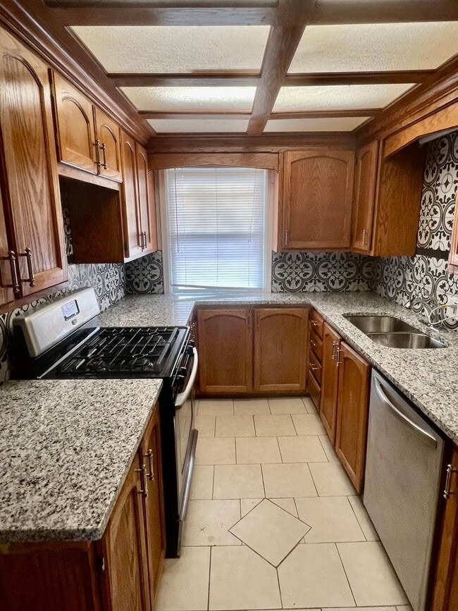 Building Photo - Large 2 bed 1 bath Duplex in Dundee!