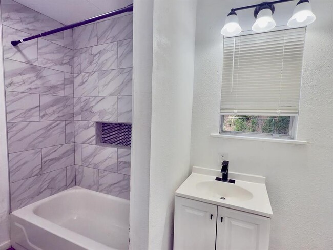 Building Photo - 4312 Meadowpark Dr