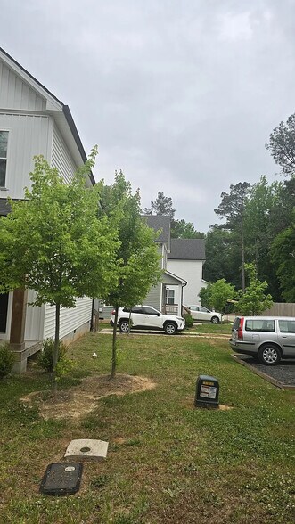 Building Photo - Room in House on Maplewood Dr