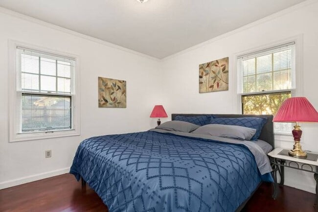 Building Photo - 2 Bed, 1 Bath in the Irvington Neighborhood!