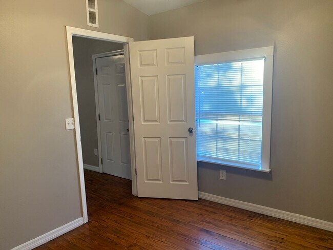 Building Photo - MOVE IN SPECIAL- Cozy 2 Bed/ 1 Bath Home in Saint Cloud