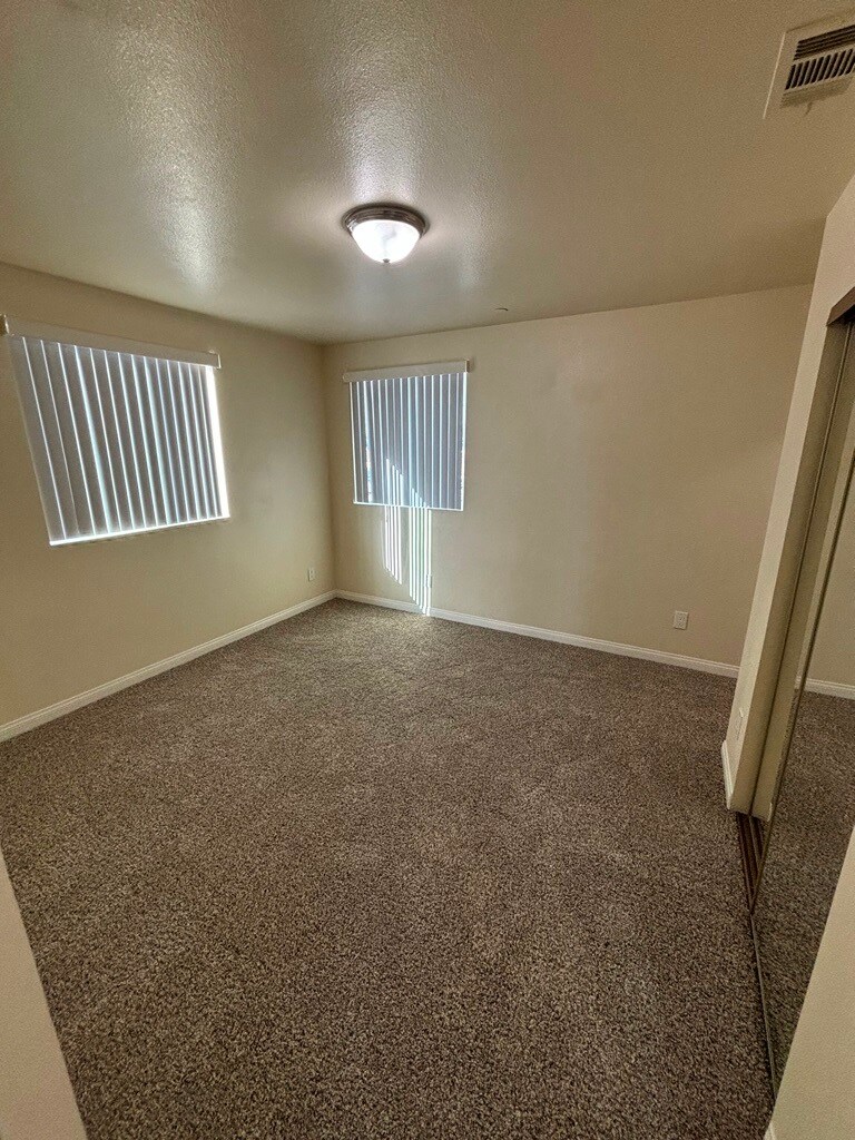 Building Photo - 216 E 97th St