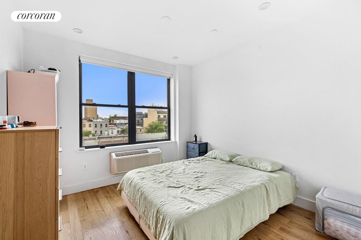 Building Photo - 27 Kossuth Pl