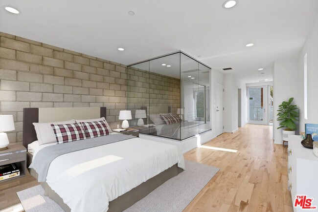 Building Photo - 3450 Cahuenga Blvd W