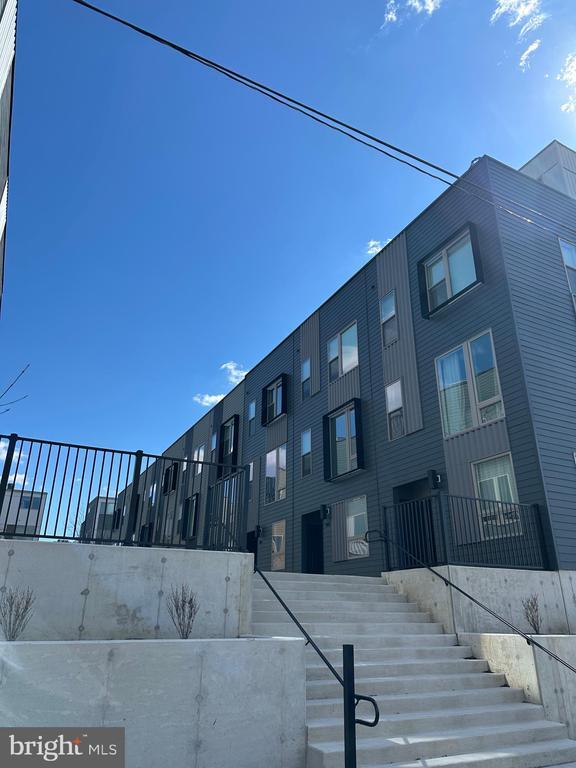 Building Photo - 3000 Birchview Walk