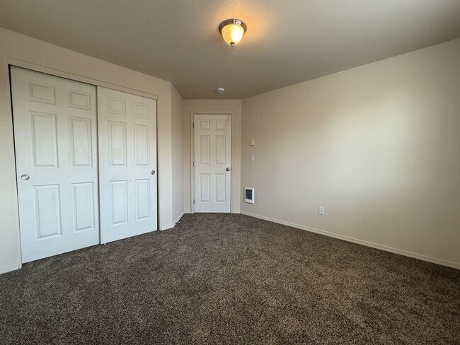 Building Photo - CHECK OUT THIS SPACIOUS TOWNHOUSE IN REDMO...