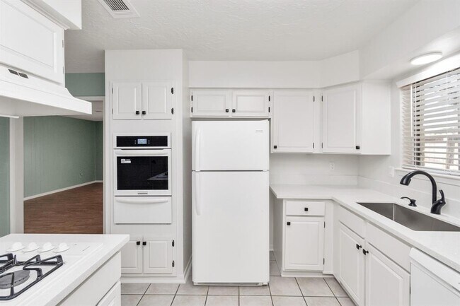 Building Photo - 1811 Eastfield Dr