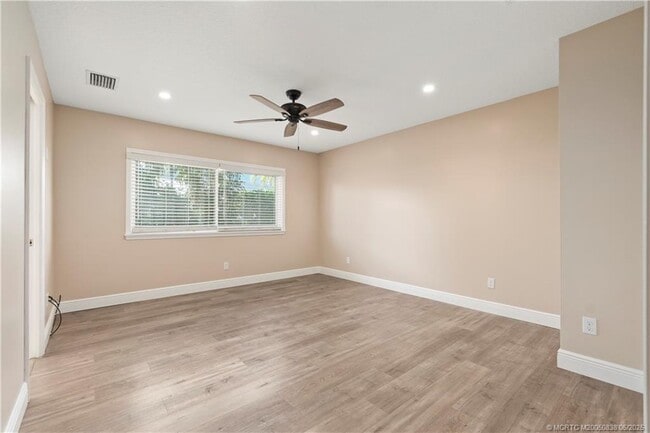 Building Photo - 4590 SE Glen Ridge Trail