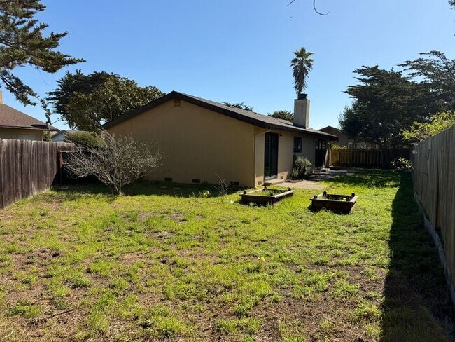 Building Photo - Lovely home in Marina available March 16, 2026!