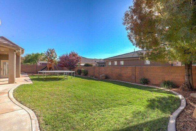 Building Photo - Beautifully Designed 5 Bedroom Home in Was...