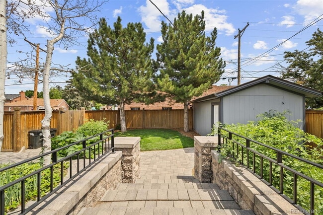 Building Photo - "Spacious 5-Bedroom Gem with Hardwood Floors & Cozy Fireplace in Denver's Heart!"