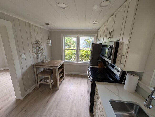 Building Photo - Adorable Rental in the Heart of Sarasota