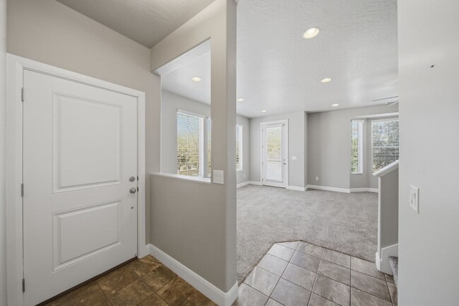 Building Photo - Bright & Spacious 3 bedroom Townhome
