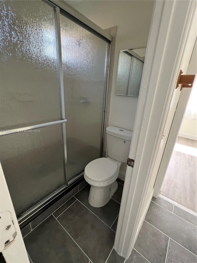 Building Photo - 11383 Lakeview Dr