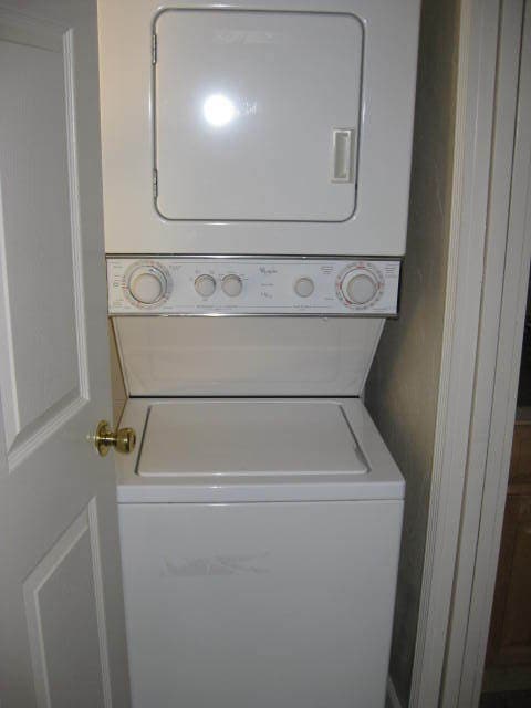 Building Photo - Cute 2 Bed 2 Bath!
