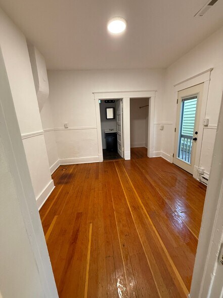 Building Photo - 308 E Callender St