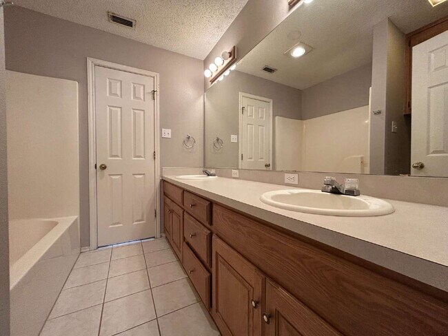 Building Photo - Large Luxurious Home in Whisperwood Subdivision Includes Access To Pool