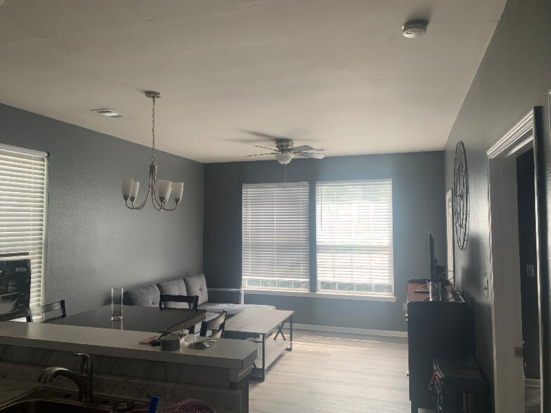 Building Photo - 1294 River Oaks Dr