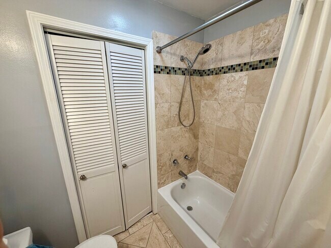 Building Photo - 1350 N Leavitt St