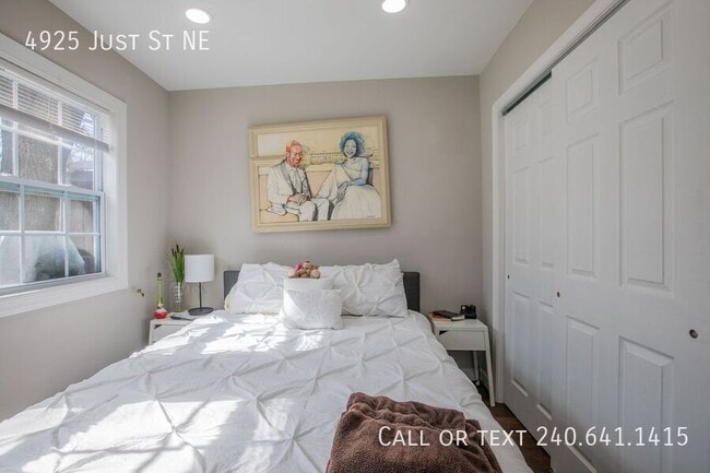 Building Photo - 4925 Just St NE