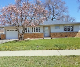 Building Photo - 546 Landmeier Rd