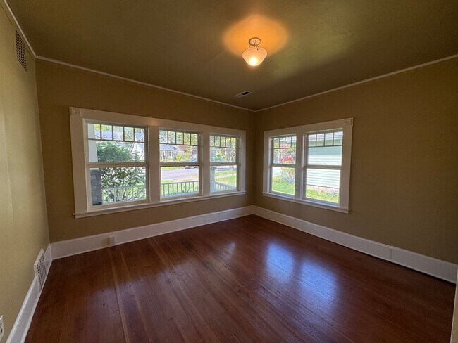 Building Photo - 2 Bedroom House in Southeast Eugene: Near UO Campus