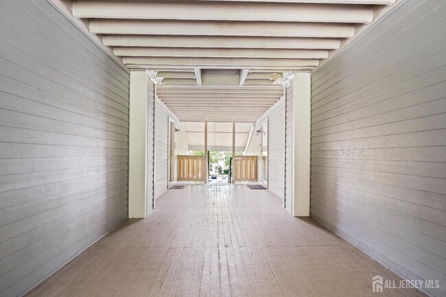 Building Photo - 607 Ravens Crest Dr