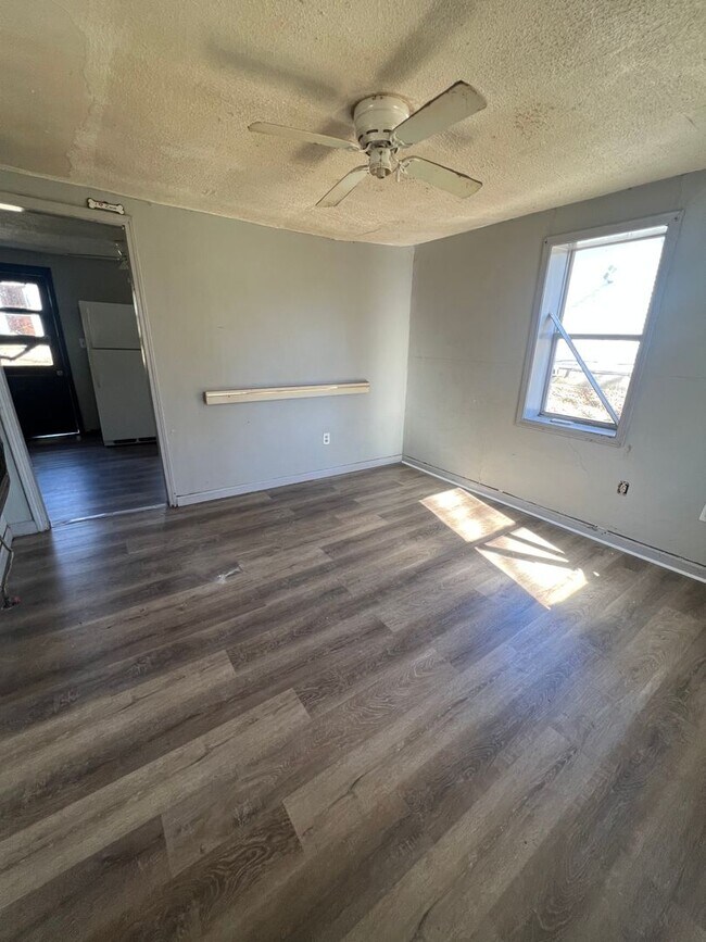 Building Photo - 731 E 3rd St