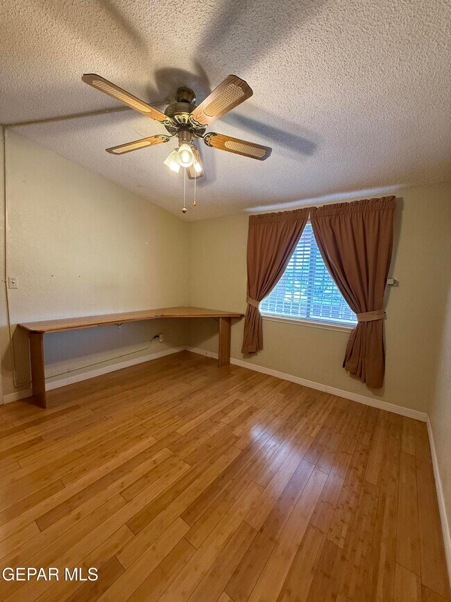 Building Photo - 10449 Chinaberry Dr