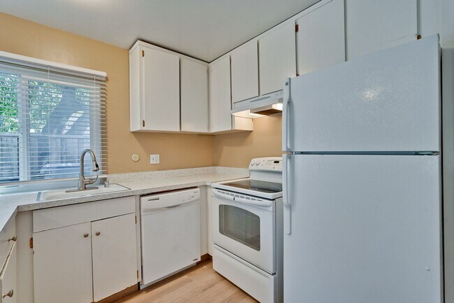 Building Photo - Remodeled 2 Bed 1 Bath Condo!