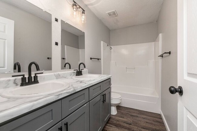 Building Photo - 1147 E Elm St