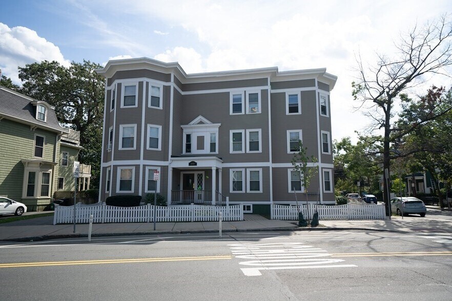 Building Photo - 1588 Cambridge St