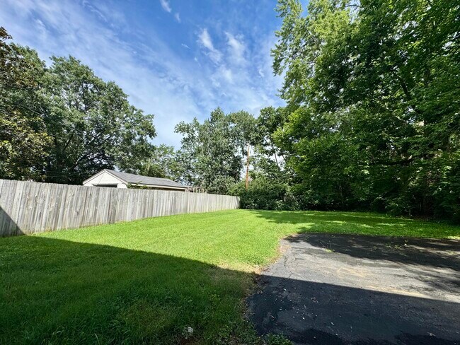 Building Photo - 2564 Millbrook Dr