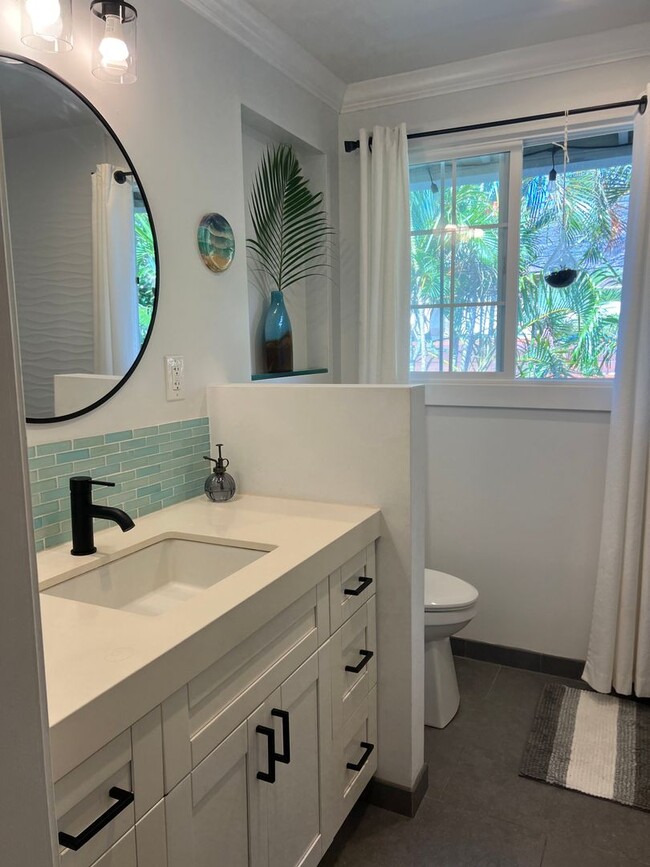 Building Photo - Privately Gated, Cool, Spacious Home, Tuck...