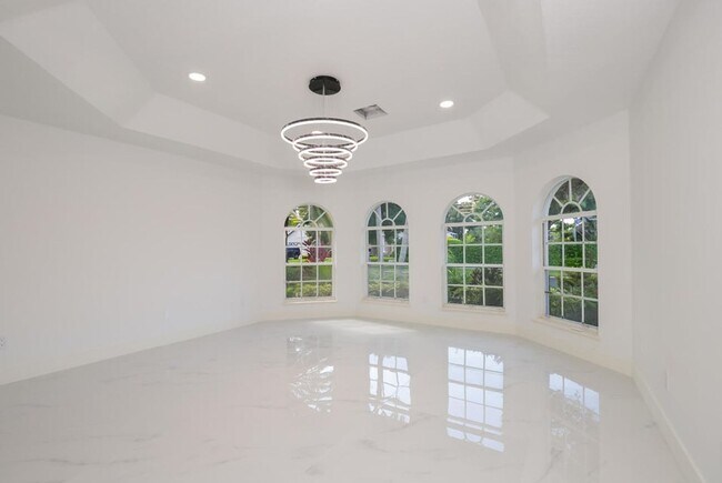 Building Photo - Heatherwood Lake Front Pool Home in St. Lucie West