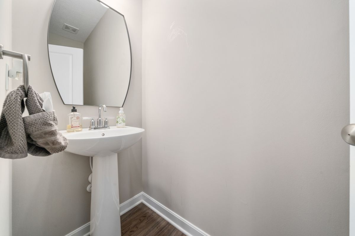 Building Photo - 1033 Quarry Oak Dr