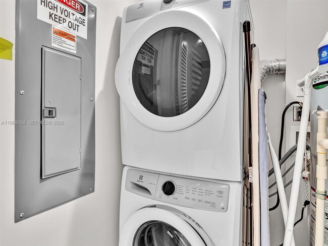 Building Photo - 3040 N Ocean Blvd