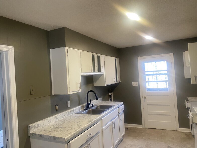 Building Photo - 3064 Cromwell Ave
