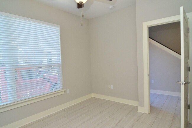 Building Photo - 2921 Bond Dr