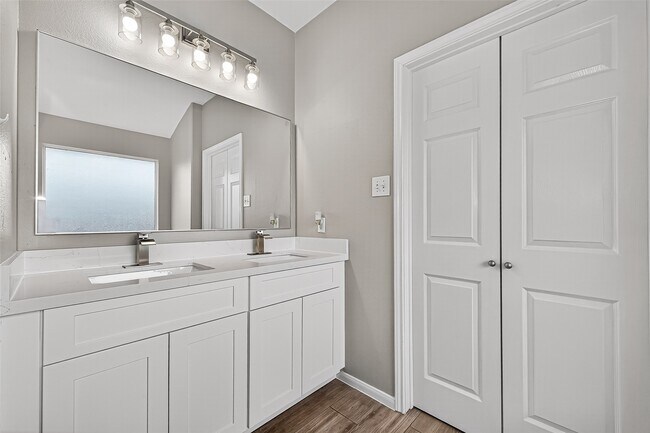 Building Photo - 2111 Castle Gardens Ln