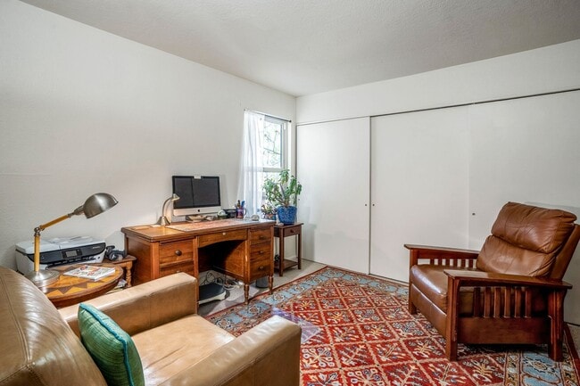 Building Photo - Light-Filled Upstairs Condo in a Prime Loc...