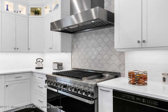 Building Photo - 2211 3rd Ave